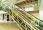 Manera móvil de la escalera móvil pública interior del centro comercial del buen funcionamiento