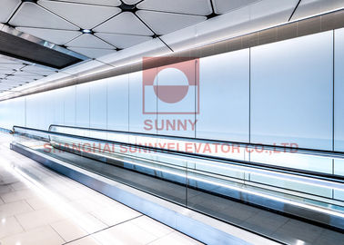 El elevador y la escalera móvil SOLEADOS 0.5m/s de la calzada móvil del aeropuerto apresuran